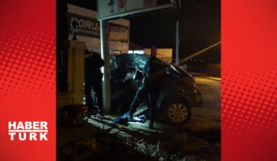 Çorum'da otomobil reklam tabelasına çarptı, 3 kişi öldü – Güncel haberler